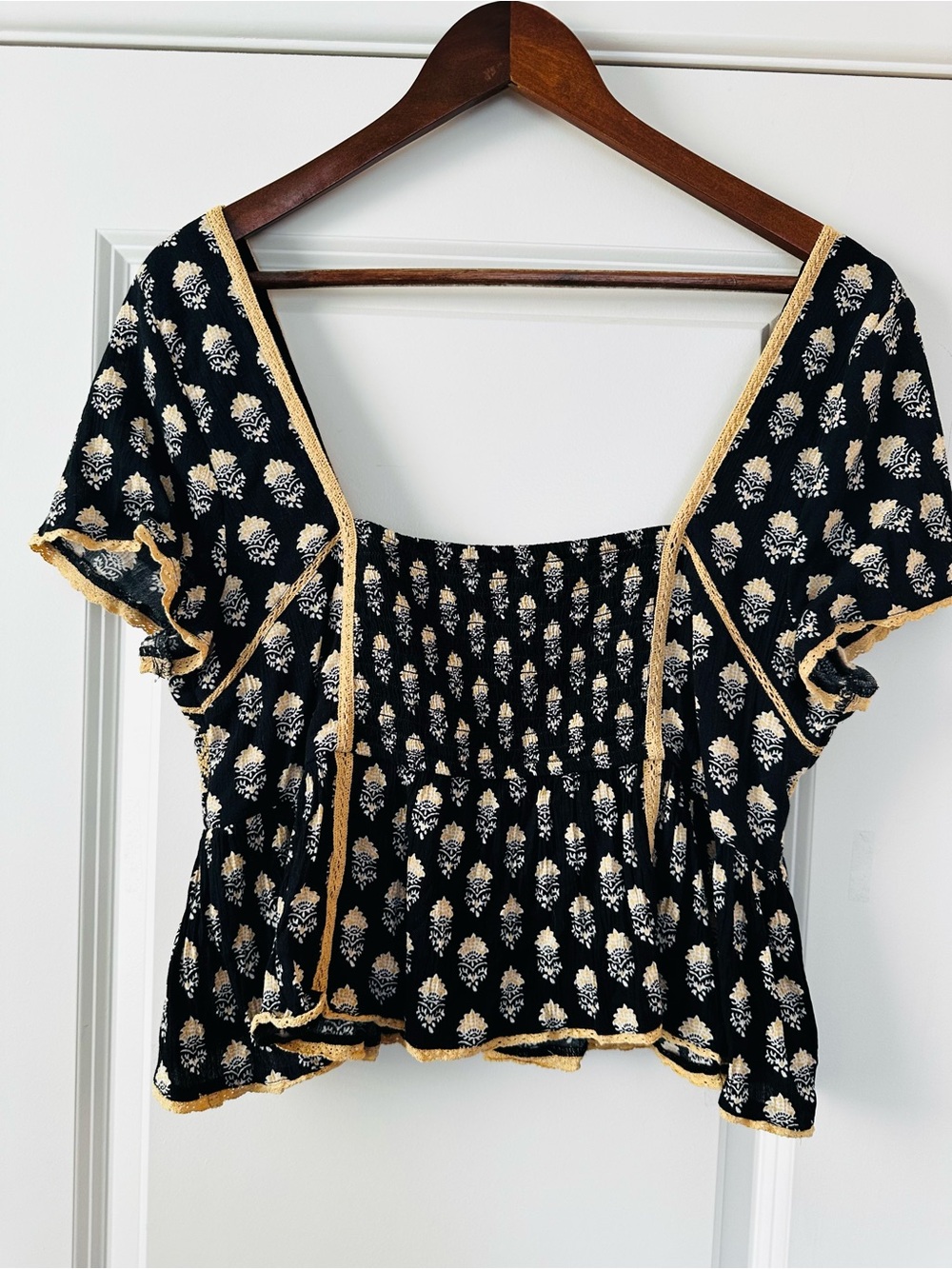 American Eagle Black Gold Embroidered Peplum Top Flutter Sleeve Size Medium - Picture 2 of 7